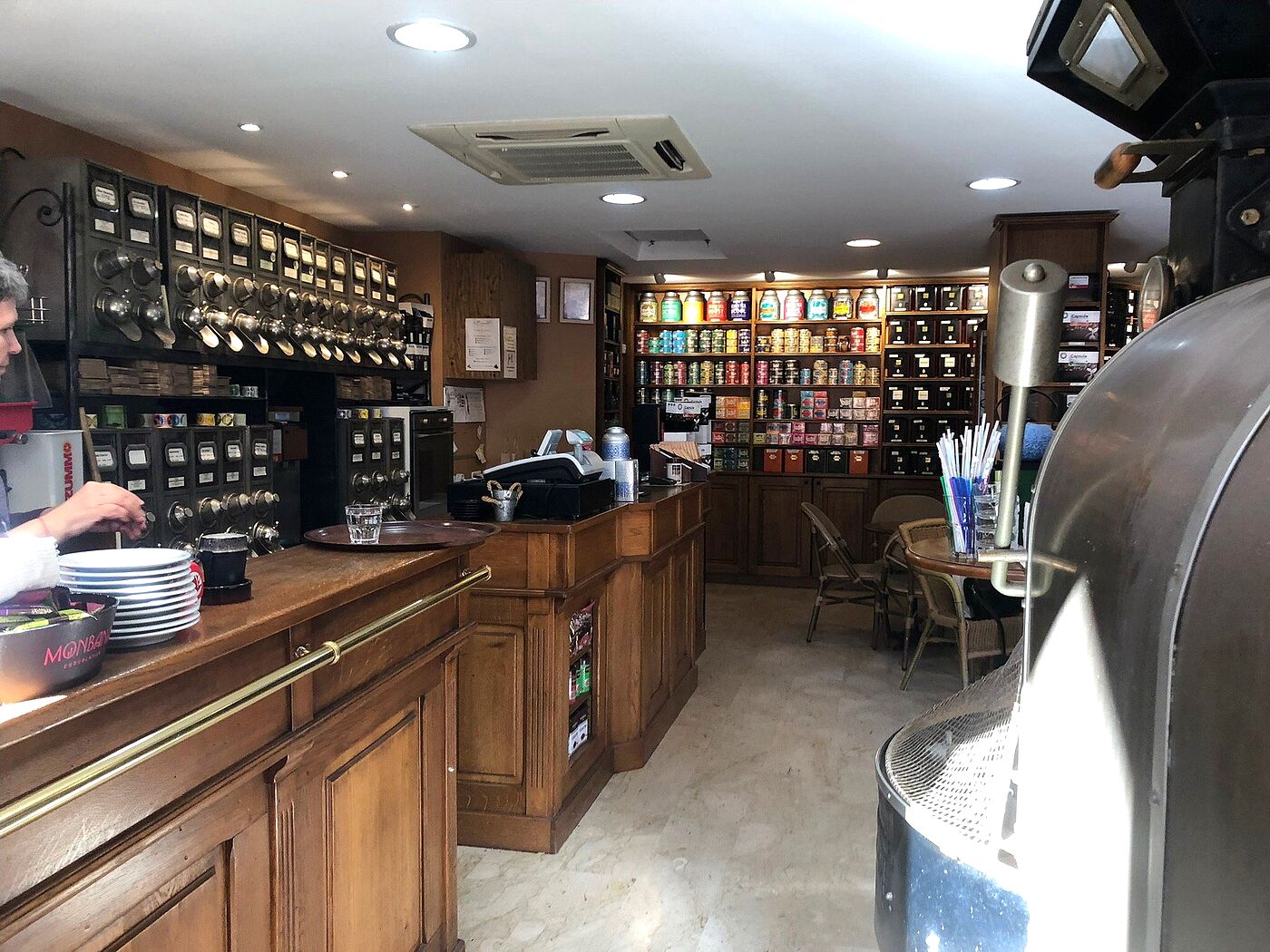 Le comptoir de chêne, les distributeurs à grains et le torréfacteur d’époque