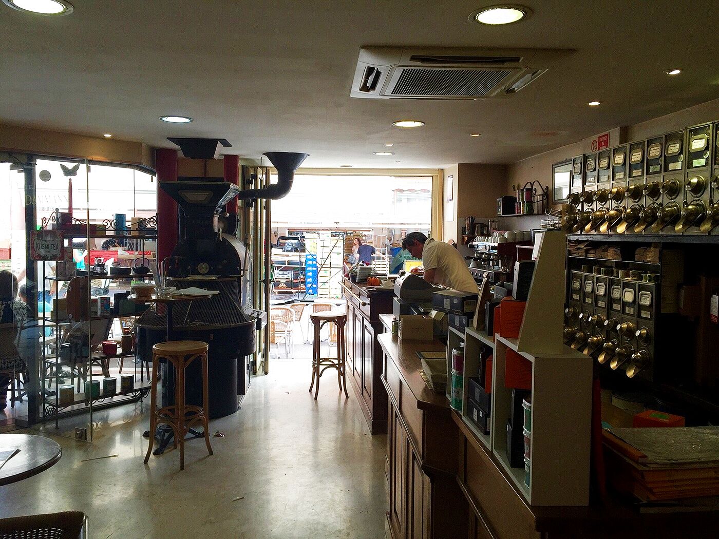 Le torréfacteur à tambour d’époque, conservé dans la boutique ouverte sur le marché Forville